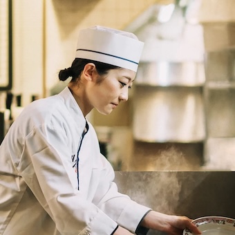 江南の活気ある路面店。東証プライム上場の有名中華チェーンで年収728万円を掴む。
