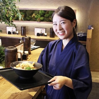 祝金50万円★東証上場の安定感。漆黒のごま蕎麦香る洗練の和空間で未経験から私生活も充実♪