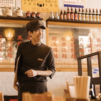 6年連続増収の安定基盤。広大な54席と30種の麺で、100店舗構想の中核を担う。