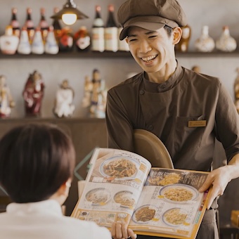駅徒歩1分の情緒空間から世界へ。30種の麺と共に、100店舗構想を牽引する。