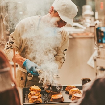 賞与年3回＋資格手当あり。高輪の「見える工場」で、焼きたてシュークリームをゼロから作る仕事。